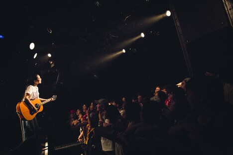 「最高の仕打ち」を弾き語りする片平里菜。（撮影：山川哲矢）