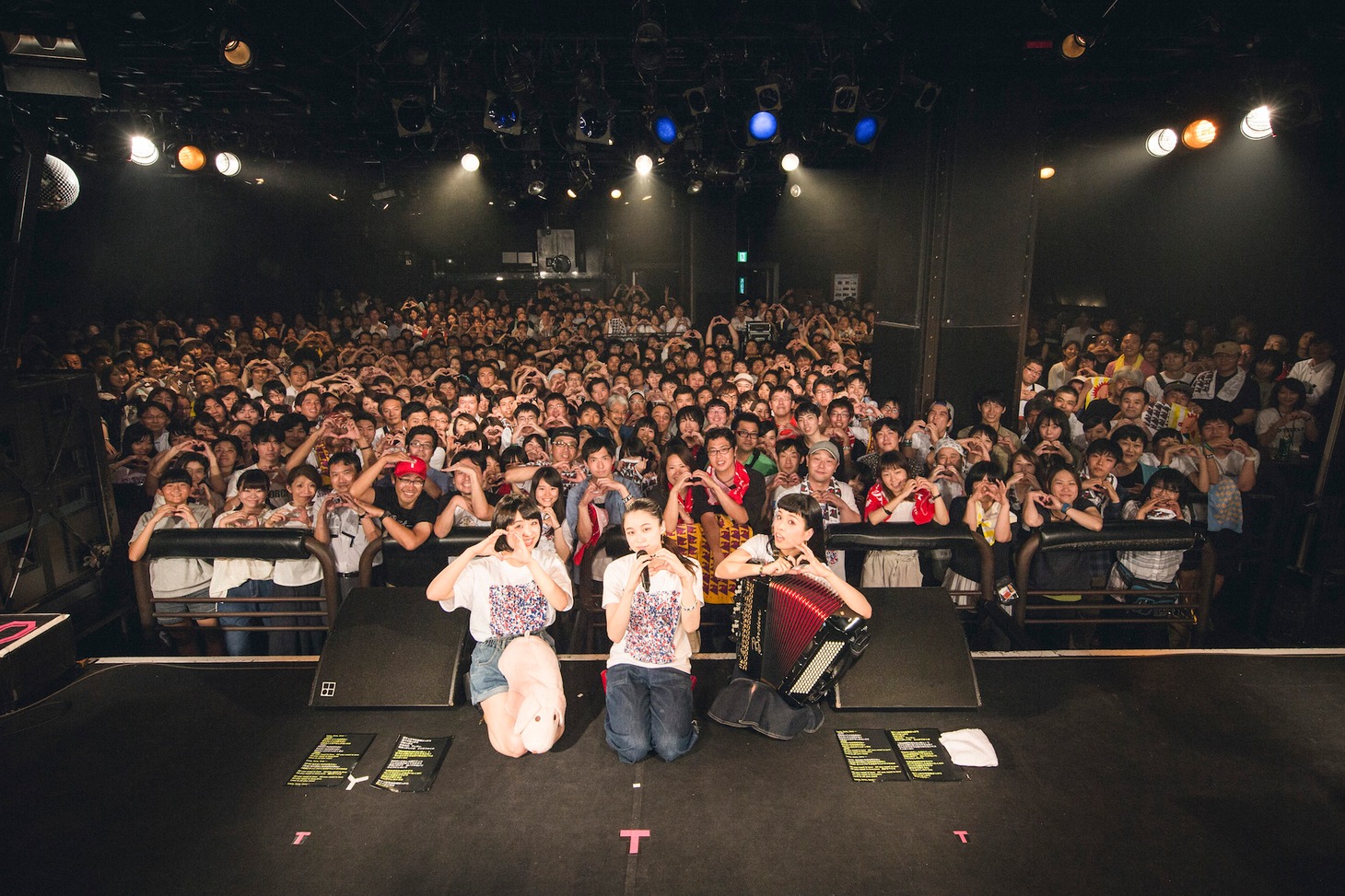 「片平里菜 2マンツアー2017 “LOVE”ツアー」東京・渋谷CLUB QUATTRO公演の様子。