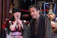 左からぱいぱいでか美、稲川淳二(c)日本テレビ