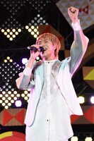 ドラえもんになりきって歌うタカシ。