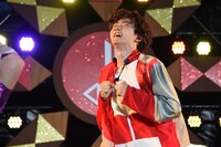 自分の変顔に笑うユーキ。