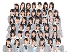 AKB48チーム8。最上段の右から3番目が早坂つむぎ。