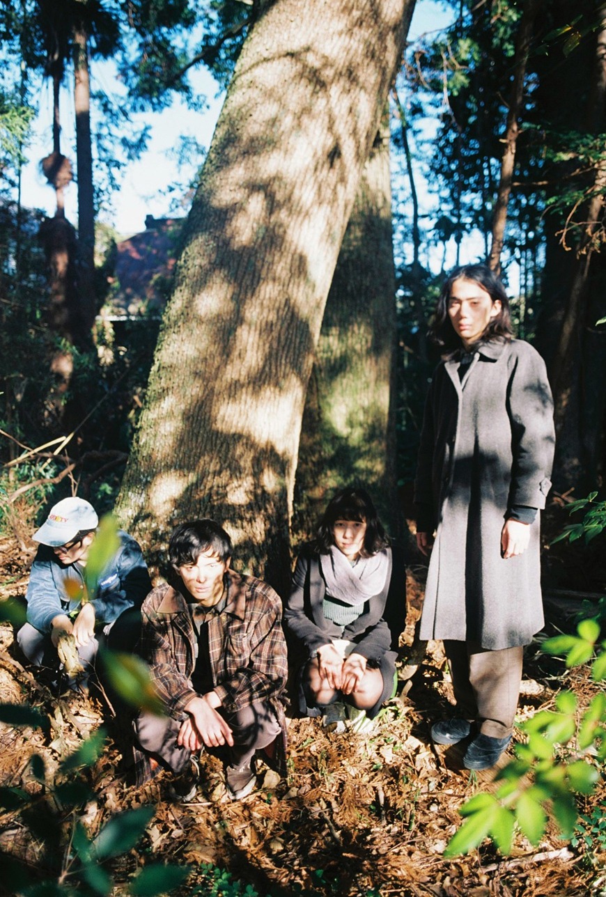 MONO NO AWARE「人生、山おり谷おり」アナログ盤付属ZINEに掲載される撮りおろしカット。（撮影：マスダレンゾ）