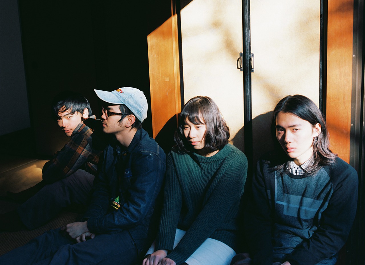 MONO NO AWARE「人生、山おり谷おり」アナログ盤付属ZINEに掲載される撮りおろしカット。（撮影：マスダレンゾ）