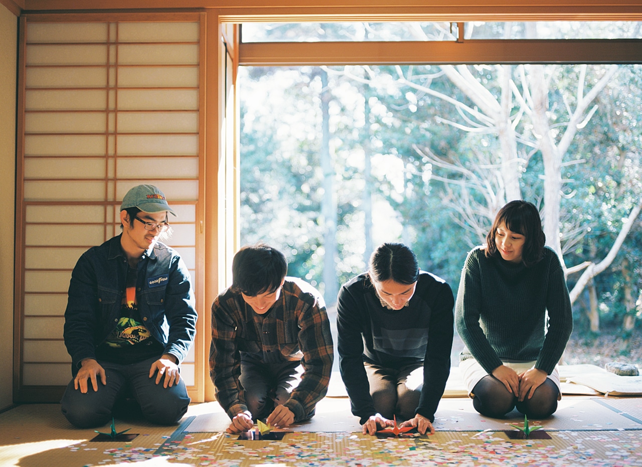 MONO NO AWARE「人生、山おり谷おり」アナログ盤付属ZINEに掲載される撮りおろしカット。（撮影：マスダレンゾ）