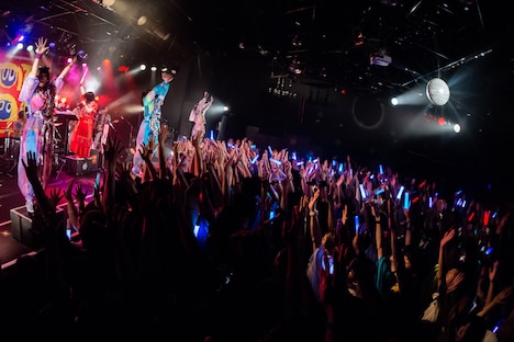 7月9日に開催された大阪・ESAKA MUSE公演の様子。（Photo by shinz）