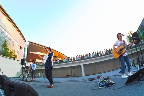 天月-あまつき-「Mr.Fake / ツナゲル」発売記念フリーライブの様子。(撮影:寒川大輔)