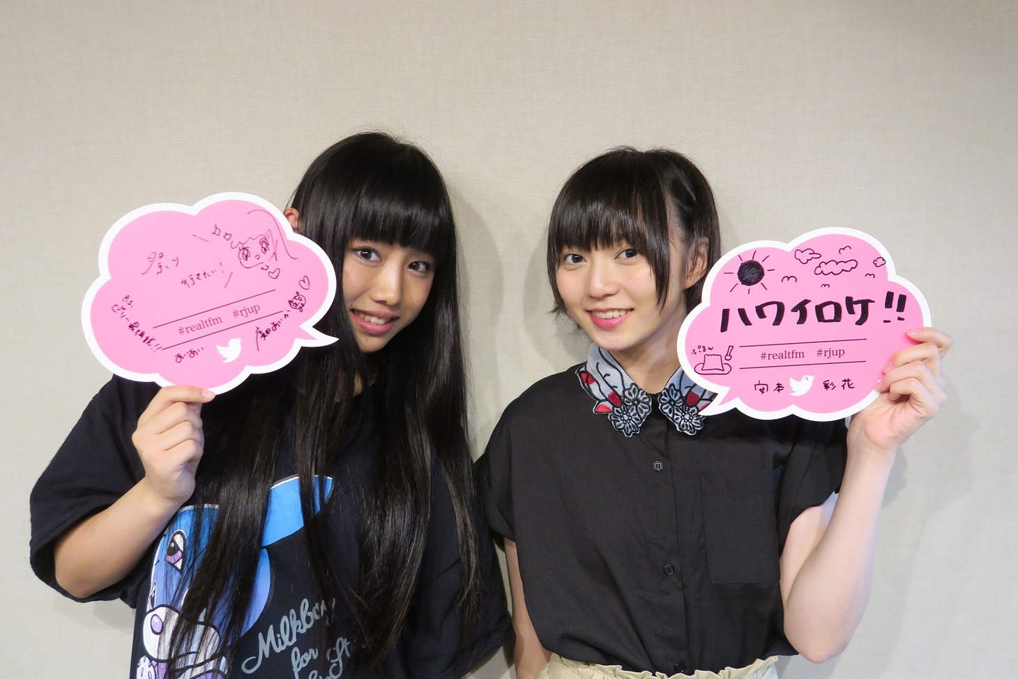 左から廣田あいか、安本彩花。