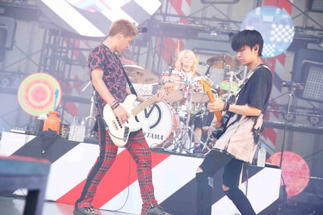 左から高野清宗（B）、山中綾華（Dr）、若井滉斗（G）（撮影：ウチダ アキヤ）