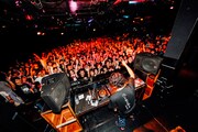 ピエール中野のDJの様子。(撮影:西槇太一)