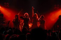 Maison book girl with カオティック・スピードキングのライブの様子。（撮影：西槇太一）