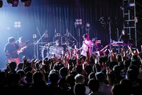 大森靖子 with カオティック・スピードキングのライブの様子。（撮影：西槇太一）