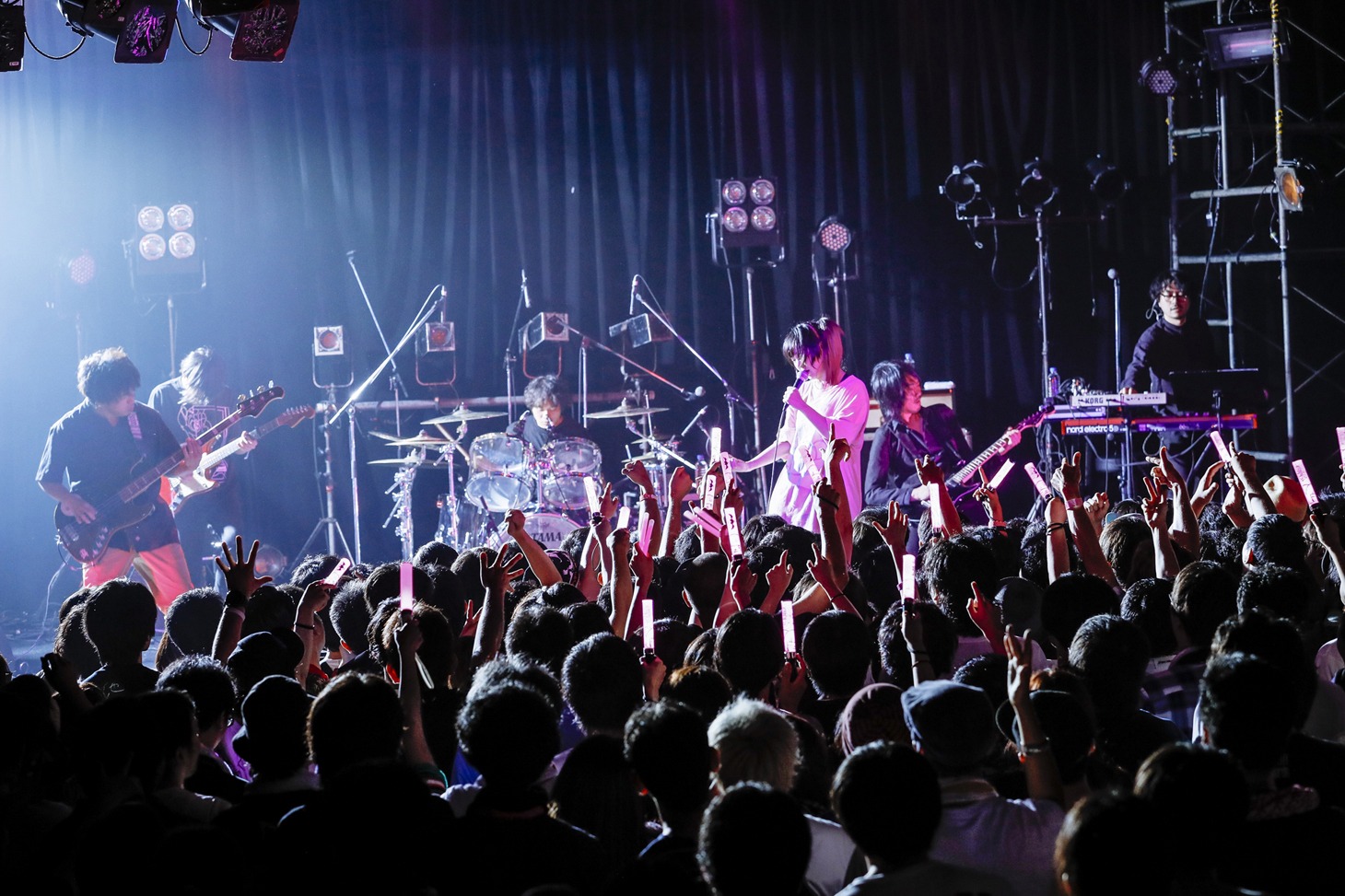 大森靖子 with カオティック・スピードキングのライブの様子。（撮影：西槇太一）