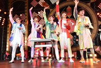 かき氷を食べながらもキメの振りをそろえるダンサーの5人。