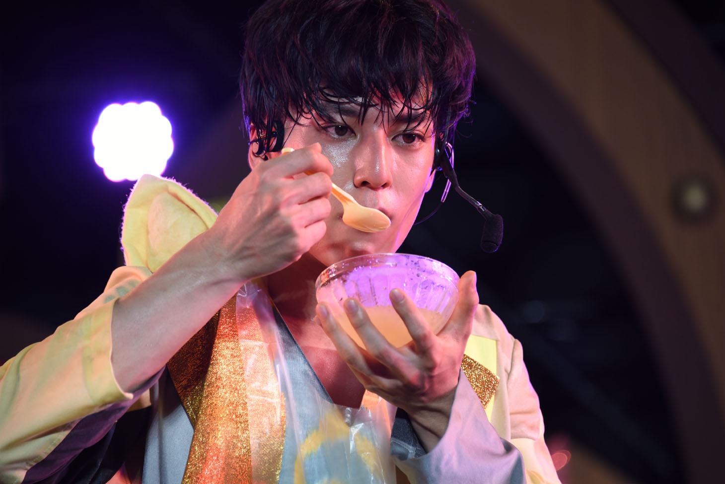 真顔でかき氷を口に運ぶユースケ。