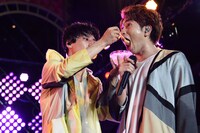 コーイチ（右）に自分のかき氷を食べさせるユースケ（左）。