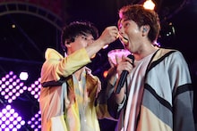 コーイチ（右）に自分のかき氷を食べさせるユースケ（左）。