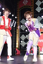 のび太（ユーキ / 左）にパンチするも、拳を痛めてしまった弱いジャイアン（リョウガ / 右）。