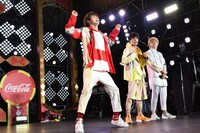 自己紹介でハッピーマンになるユーキ（中央）。