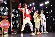 自己紹介でハッピーマンになるユーキ（中央）。