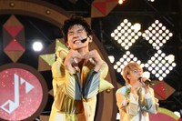 「My Buddy」を披露するユースケ。