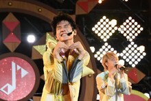 「My Buddy」を披露するユースケ。