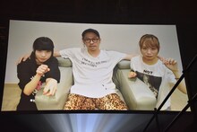 開演前のスクリーン。左からアユニ・D、渡辺淳之介、モモコグミカンパニー。