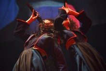 叫ぶアイナ・ジ・エンドとリンリン。