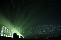 BiSH「生きててよかったというのなら」披露時の様子。