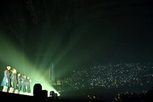 BiSH「生きててよかったというのなら」披露時の様子。