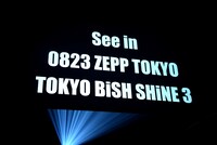 「TOKYO BiSH SHiNE3」発表時のスクリーン。