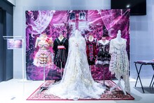 会場に展示された大森靖子の衣装。（Photo by Masayo）