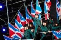 人気画像3位は「欅坂46、富士の麓に『欅共和国』建国！初野外ワンマンに“国民”2万5000人熱狂」より、欅坂46。