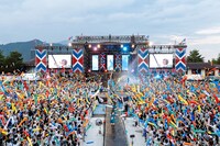 人気画像2位は「欅坂46、富士の麓に『欅共和国』建国！初野外ワンマンに“国民”2万5000人熱狂」より、「世界には愛しかない」の様子。