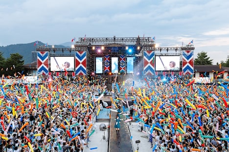 「世界には愛しかない」の様子。