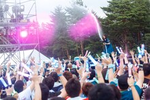 ホースで放水する菅井友香。