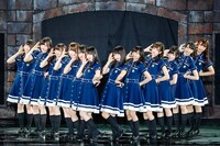 人気画像8位は「欅坂46、富士の麓に『欅共和国』建国！初野外ワンマンに“国民”2万5000人熱狂」より、けやき坂46。