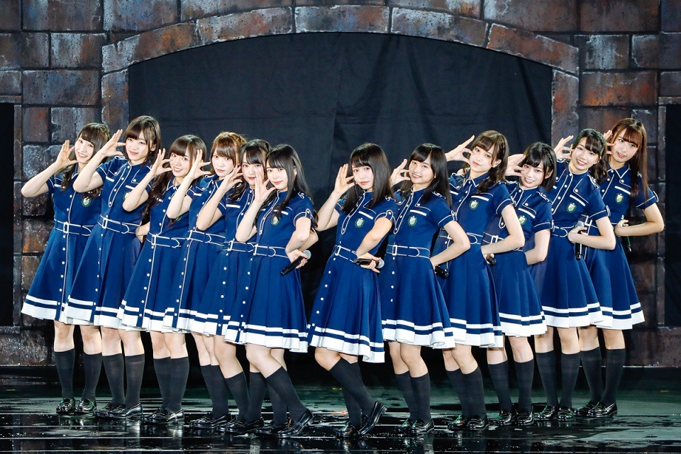 人気画像8位は「欅坂46、富士の麓に『欅共和国』建国！初野外ワンマンに“国民”2万5000人熱狂」より、けやき坂46。
