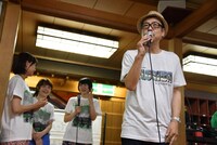 挨拶をするもメンバーに「長い」と中断させられる熊さん。