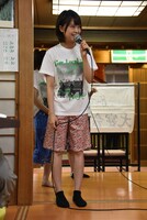 来場者に挨拶するKaede。