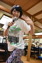 元気に宴会場を動き回るMegu。