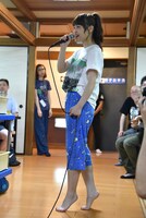 背伸びして挨拶するNao☆。