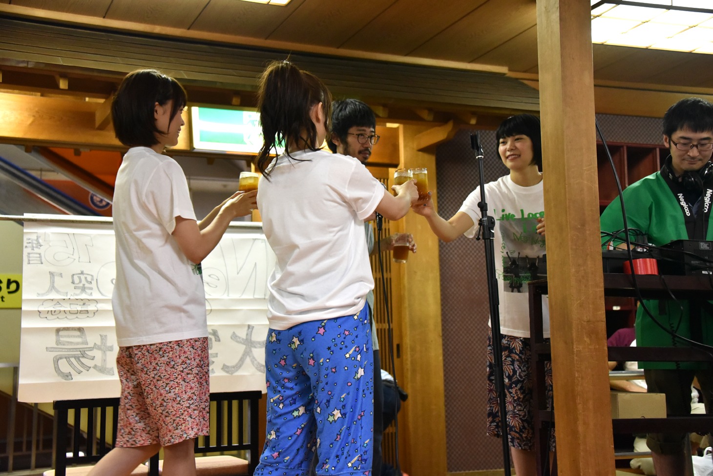 乾杯するNegicco。