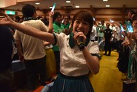 客席通路で歌うNao☆。