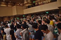 メンバーが通路に飛出し大盛り上がりの客席。