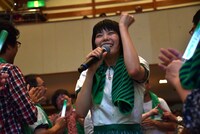 客席通路で歌うMegu。