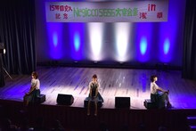 新曲「愛は光」を歌うNegicco。