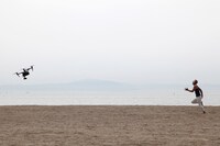 人気画像10位は「嘘が現実に！ゴールデンボンバー出演『ICE BOX』新CM、今夜テレビで1回限りOA」より、「ICE BOX」新CM「夏のビーチ編」メイキングカット。