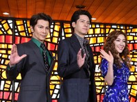 左から武田真治、伊礼彼方、平原綾香。