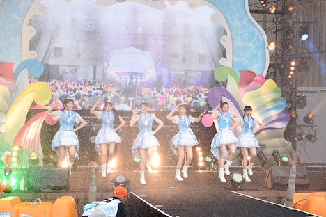 ウォーターキャノンによる放水で大量の水が降り注ぐステージ。